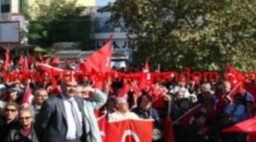 Burhaniye&rsquo;de Atat&uuml;rk&rsquo;e Saygı Y&uuml;r&uuml;y&uuml;ş&uuml;