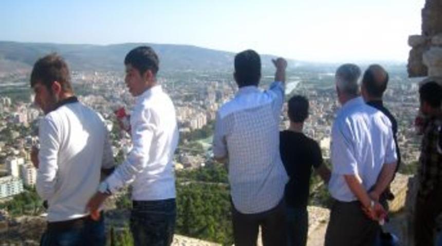 Şırnak'ta Su&ccedil;a S&uuml;r&uuml;klenen &Ccedil;ocuklar Şanlıurfa Ve Silifke'yi Gezdi