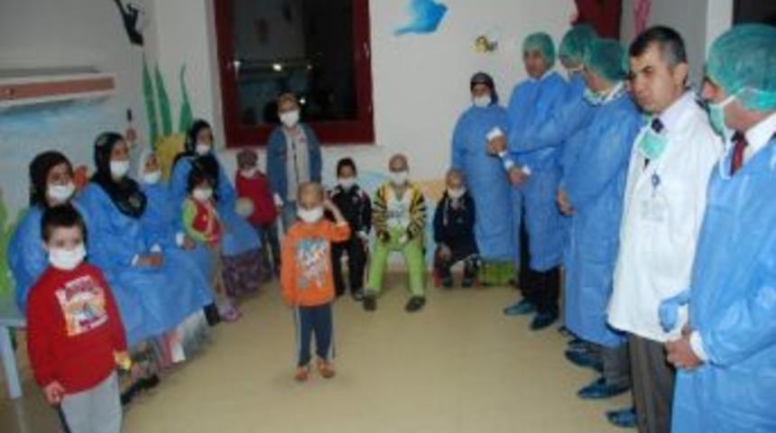 Bakan Eker L&ouml;semili &Ccedil;ocukları Ziyaret Etti