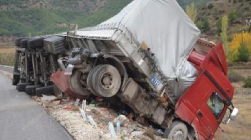 Kontrolden &Ccedil;ıkan Tır Devrildi: 1 Yaralı