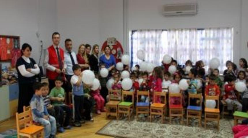 Kızılay Miniklere Balon Dağıttı