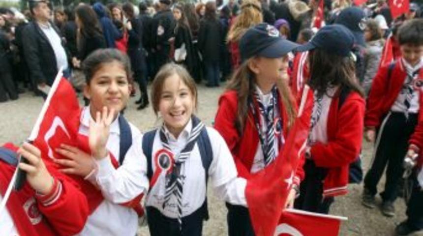 Atat&uuml;rk, Dolmabah&ccedil;e Sarayı'nda Saygıyla Anılıyor