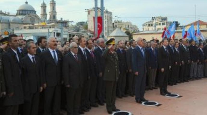 Atat&uuml;rk, Taksim Meydanı'nda T&ouml;renle Anıldı
