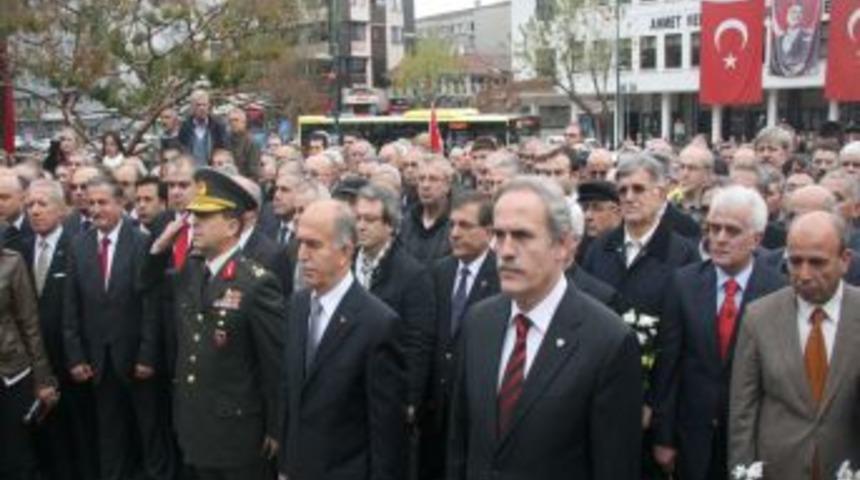 Bursa'da Valilik Izin Verince, Isteyen Her Kurum Atat&uuml;rk Anıtına &Ccedil;elenk Koydu