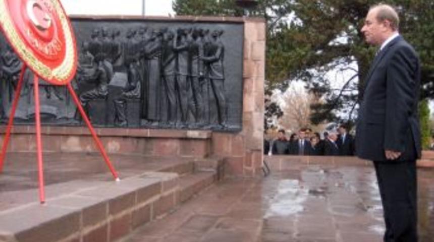 Atat&uuml;rk &Ouml;l&uuml;m&uuml;n&uuml;n 74. Yılında T&ouml;renle Anıldı