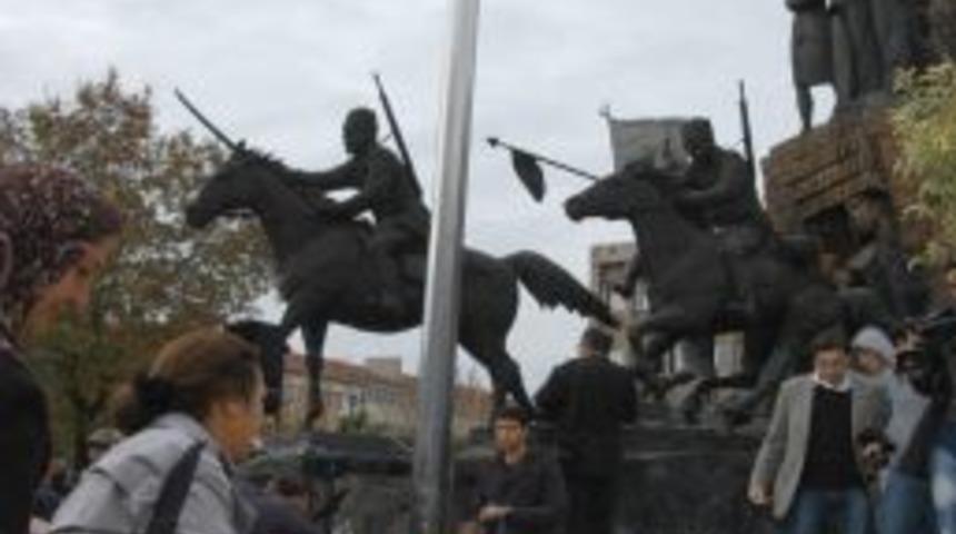 Atat&uuml;rk &Ouml;l&uuml;m Yıld&ouml;n&uuml;m&uuml;nde Uşak'ta Da Anıldı