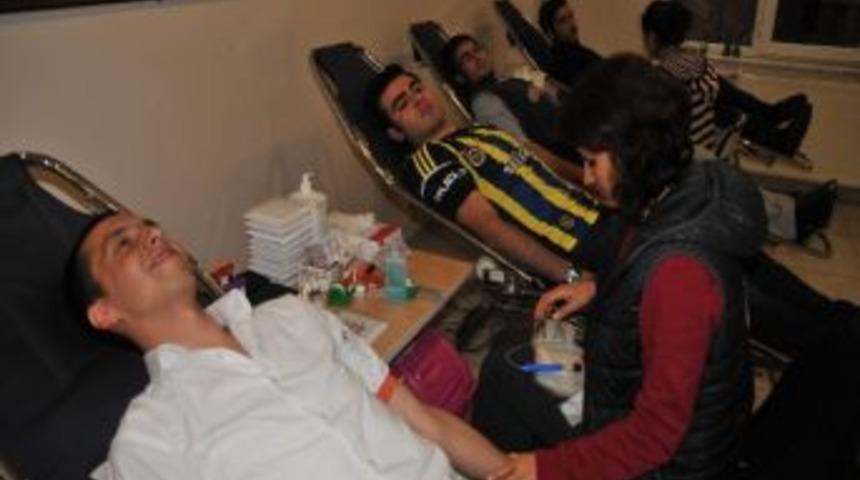 &Ouml;ğrencilerden Kan Bağışı