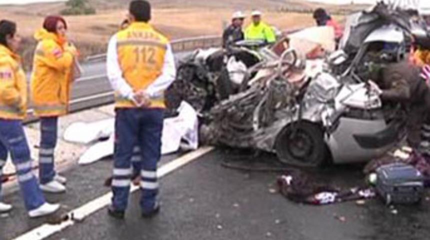 Otomobil ile tır &ccedil;arpıştı; 5 &ouml;l&uuml;