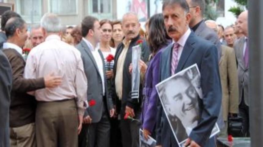 CHP'liler Manavgat'ta Atat&uuml;rk Anıtı'na Topluca Karanfil Bıraktı