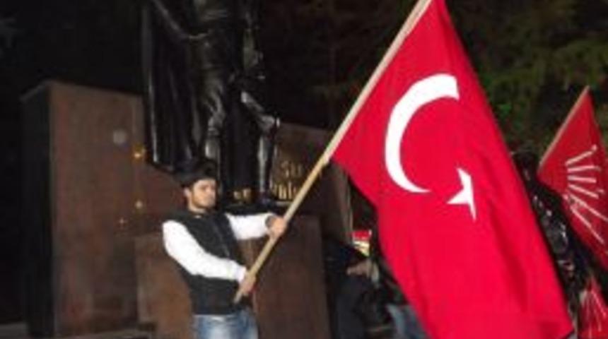 CHP&rsquo;li Gen&ccedil;ler, Atat&uuml;rk I&ccedil;in 12 Saat Saygı N&ouml;beti Tuttu