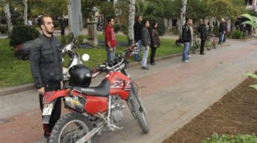 Atat&uuml;rk &Ouml;l&uuml;m&uuml;n&uuml;n 74. Yıld&ouml;n&uuml;m&uuml;nde &Ccedil;anakkale'de De Anıldı