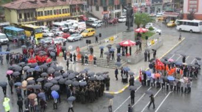 Rize Ata'sını Yağmur Altında Andı