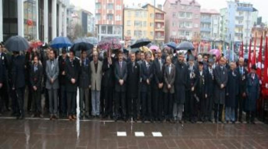 Atat&uuml;rk 74. &Ouml;l&uuml;m Yıl D&ouml;n&uuml;m&uuml;nde Kars&rsquo;ta Yağmur Altında Anıldı