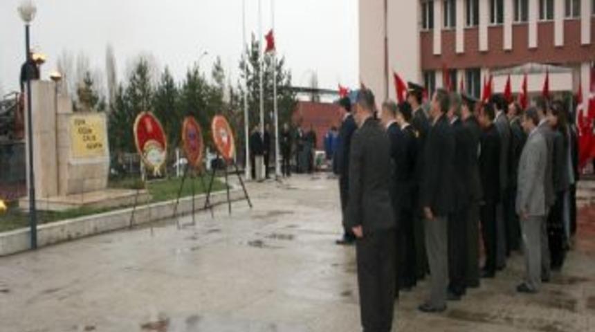Atat&uuml;rk, &Ouml;l&uuml;m&uuml;n&uuml;n 74. Yıld&ouml;n&uuml;m&uuml;nde Erzurum&rsquo;un Pasinler İl&ccedil;esi'nde Anıldı