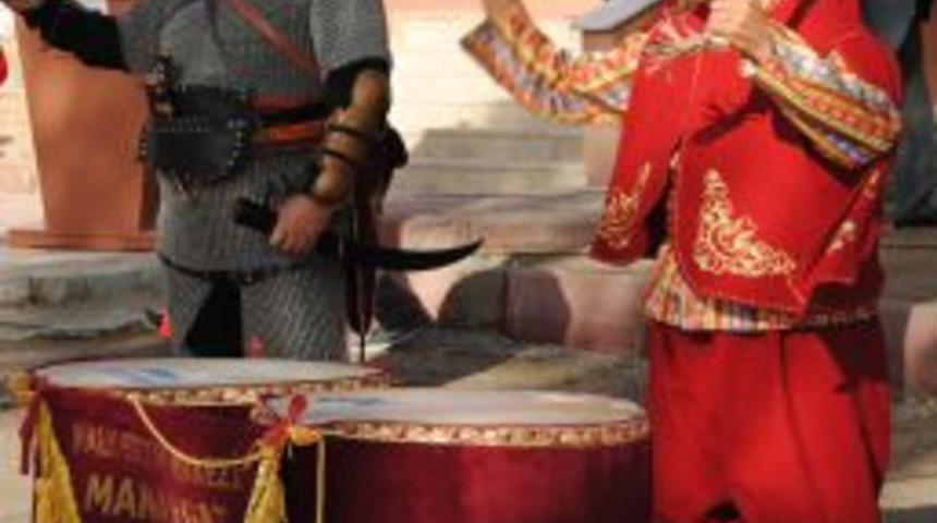 Mehteran K&ouml;sc&uuml;s&uuml; Takma Bıyık Alerji Yapınca Ger&ccedil;eğini Bıraktı