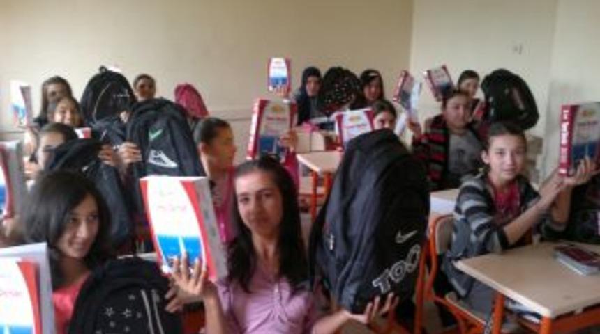 Kayıt Yaptıran 341 &Ouml;ğrenciye Hediyeleri Verildi