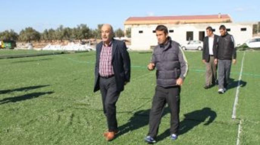 Başkan Kamacı Sentetik Saha &Ccedil;alışmasını Yerinde İnceledi