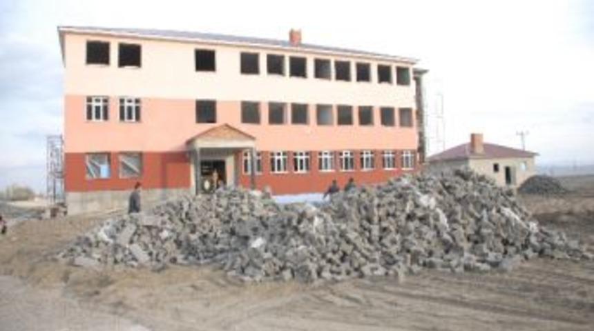 Bulanık Kaymakamı G&ouml;r&uuml;kmez Okul İnşaatını İnceledi