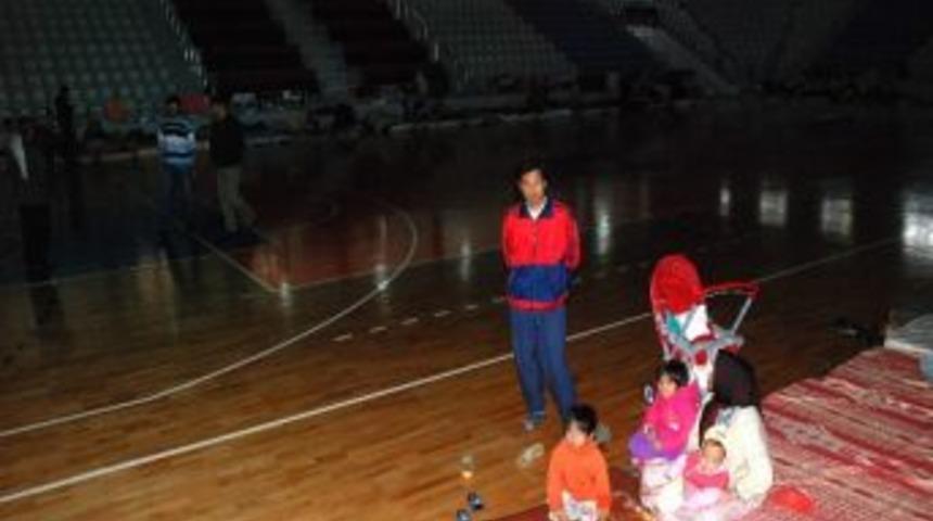 Spor Salonunda Kalan M&uuml;ltecilere Yardım