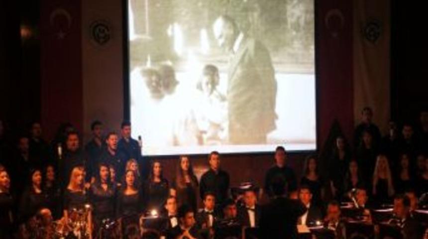 Atat&uuml;rk, &Uuml;niversitenin Damlayan Salonunda Anıldı