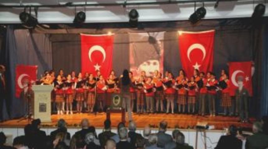 Sel&ccedil;uk&rsquo;ta Atat&uuml;rk Anıtı Karanfillerle Donatıldı