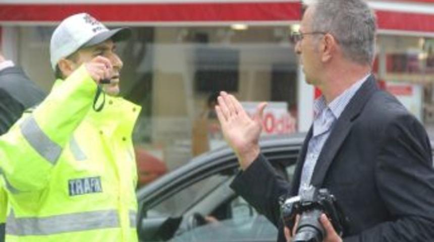 M&uuml;d&uuml;r&uuml;n&uuml;n Yağmurluğunu Giydi, Basın Mensuplarını T&ouml;ren Alanına Sokmadı