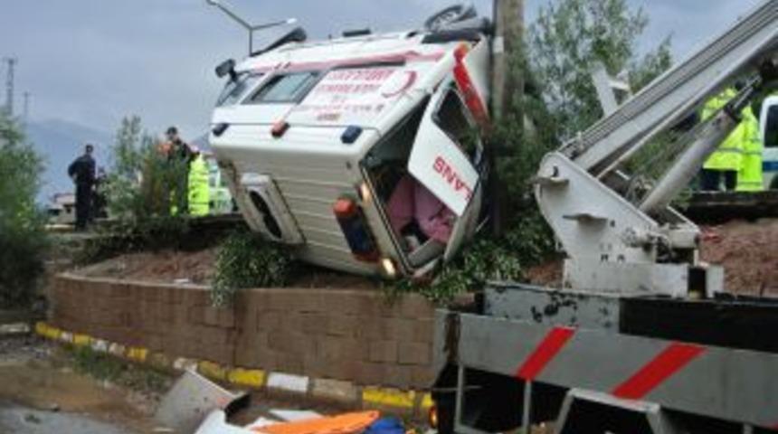 Yaralı Taşıyan Ambulans Otomobille &Ccedil;arpıştı: 5 Yaralı