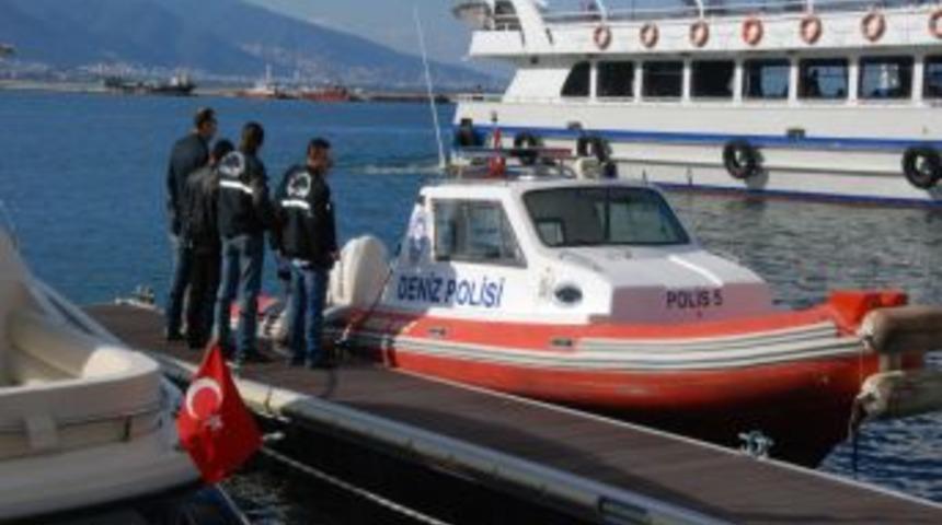 İzmir'de Denizde Bir Erkek Cesedi Bulundu