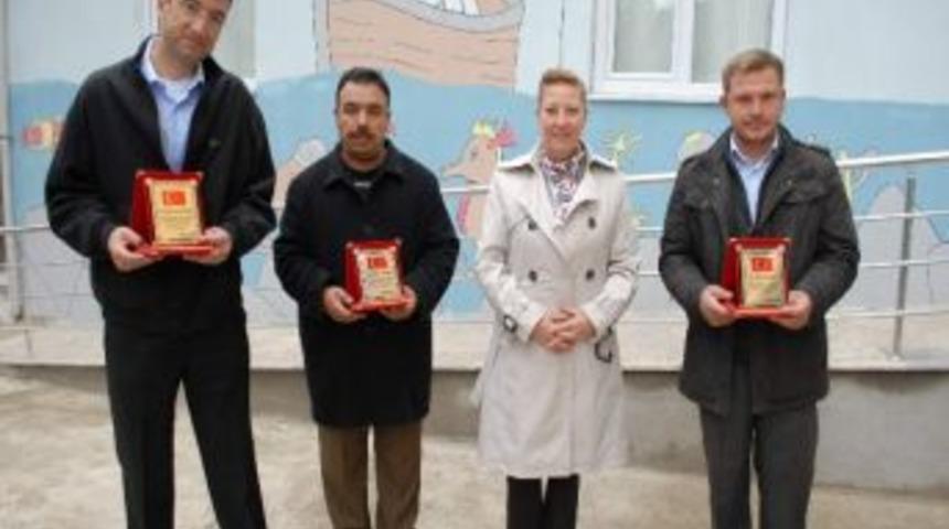 Bolvadin'de Eğitime Hayırseverlerin Desteği S&uuml;r&uuml;yor