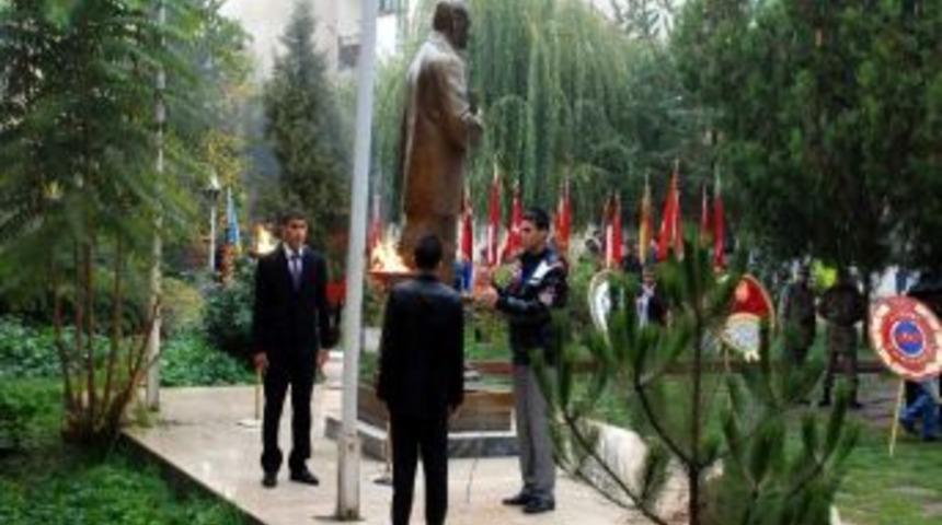 Atat&uuml;rk&rsquo;&uuml;n &Ouml;l&uuml;m&uuml;n&uuml;n 74. Yılı