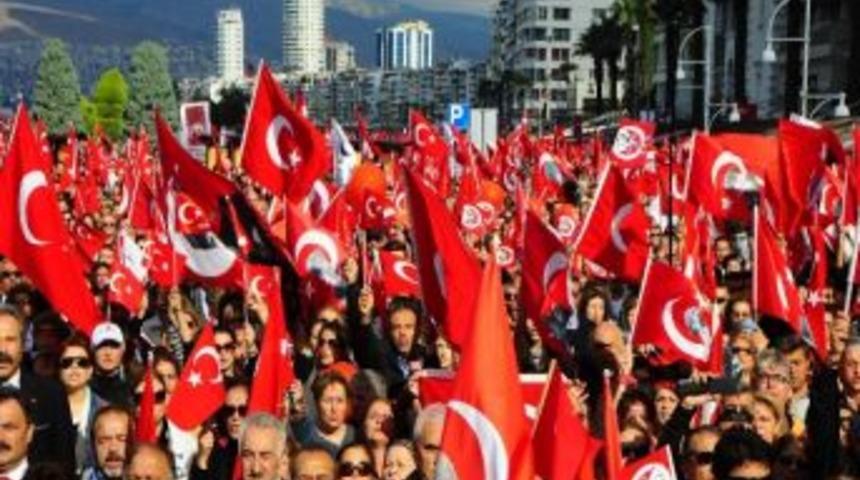İzmirliler &ldquo;atat&uuml;rk&rsquo;e Saygı Y&uuml;r&uuml;y&uuml;ş&uuml;&rdquo;nde Buluştu