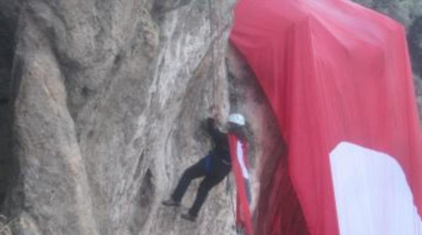 Dağcılar B&uuml;nyan&rsquo;da 10 Kasım G&ouml;sterisi Yaptı