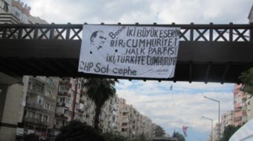 Antalya CHP, 100. Yıl Bulvarı'na Atat&uuml;rk Imzalı Pankart Astı