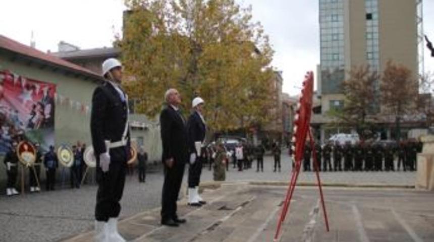 B&uuml;y&uuml;k &Ouml;nder Mustafa Kemal Atat&uuml;rk &Ouml;l&uuml;m&uuml;n&uuml;n 74. Yılında Bayburt&rsquo;ta T&ouml;renlerle Anıldı