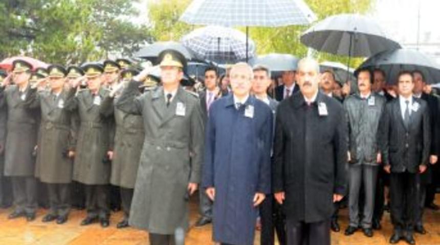 Sivas&rsquo;ta 10 Kasım T&ouml;reni Yağmur Altında Yapıldı