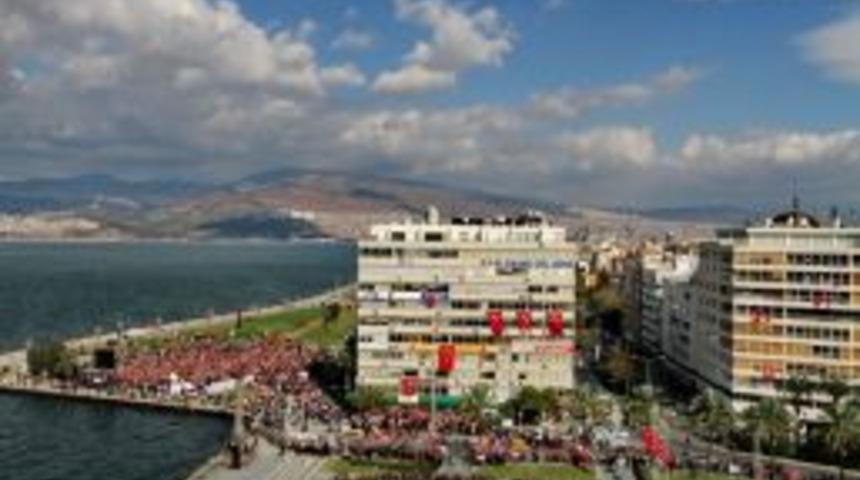 İzmir'de 2 Bin 400 G&ouml;n&uuml;ll&uuml; Atat&uuml;rk Silueti Oluşturdu