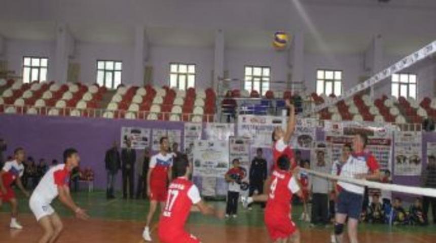 Voleybolculara Malzeme Dağıtıldı