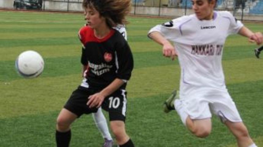 Hakkari G&uuml;c&uuml; Kadın Futbol Takımı Engel Tanımıyor