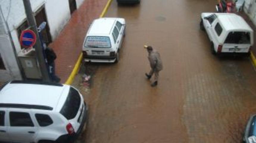 Finike'de Sağanak Yağış Hayatı Olumsuz Etkiledi