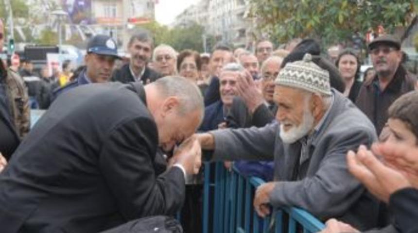 Manisa Belediyesi&rsquo;nden 5 Bin Atat&uuml;rk Tiş&ouml;rt&uuml;