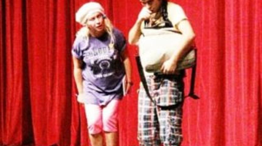 Bilgievi &ouml;ğrencileri &lsquo;Sihirli Sandık&rsquo;ı izledi