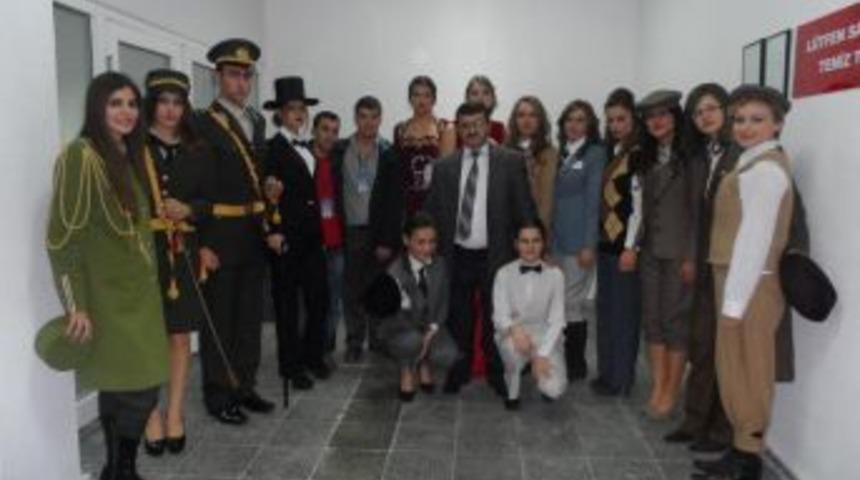 Atat&uuml;rk Kıyafetleri Defilesi B&uuml;y&uuml;k ilgi g&ouml;rd&uuml;