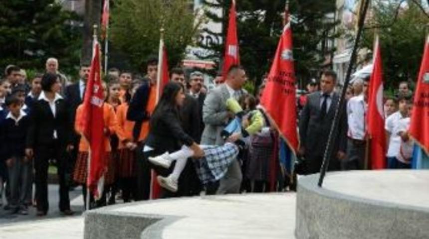 Atat&uuml;rk Sevgisi Bayılttı