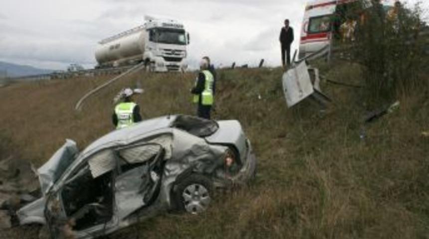 Otomobil Şarampole Yuvarlandı: 1 &Ouml;l&uuml;