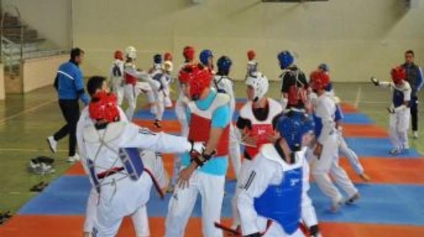 Yerk&ouml;y&rsquo;de İl&ccedil;eler Arası Tekvando Dostluk M&uuml;sabakası Yapıldı