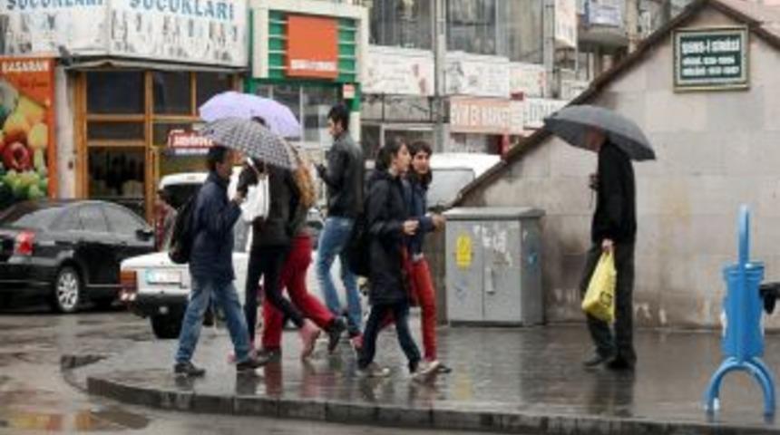 Sivas&rsquo;ta Sağanak Yağış Etkili Oluyor
