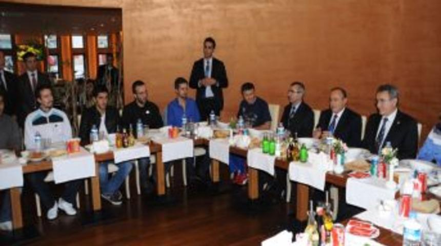 Vali Kızılcık, Trabzon İPA Polis Salon Futbol Takımı'nı Kutladı