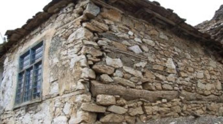 Evi Yıkılma Tehlikesi Bulunan Yaşlı Adam Yardım Bekliyor