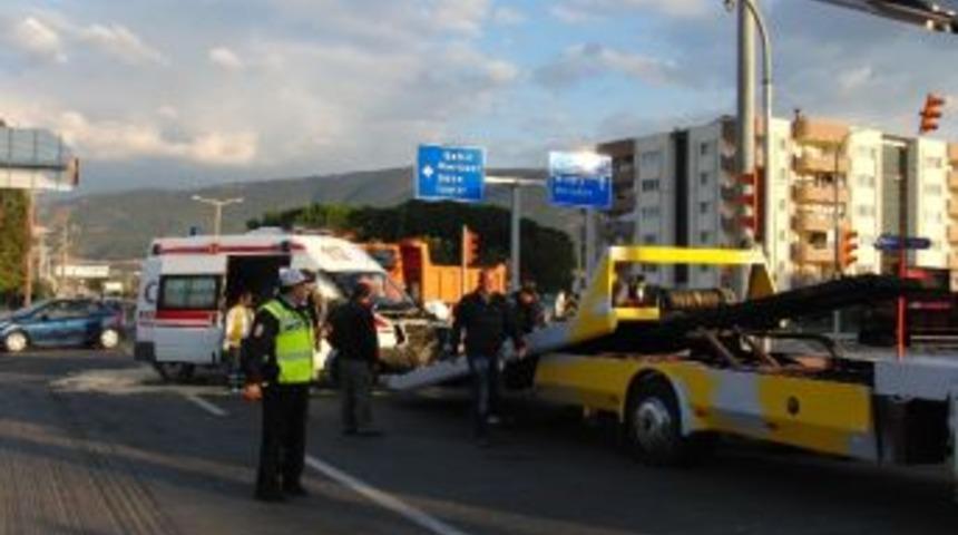 Ambulans İle Otomobil &Ccedil;arpıştı: 2 Yaralı