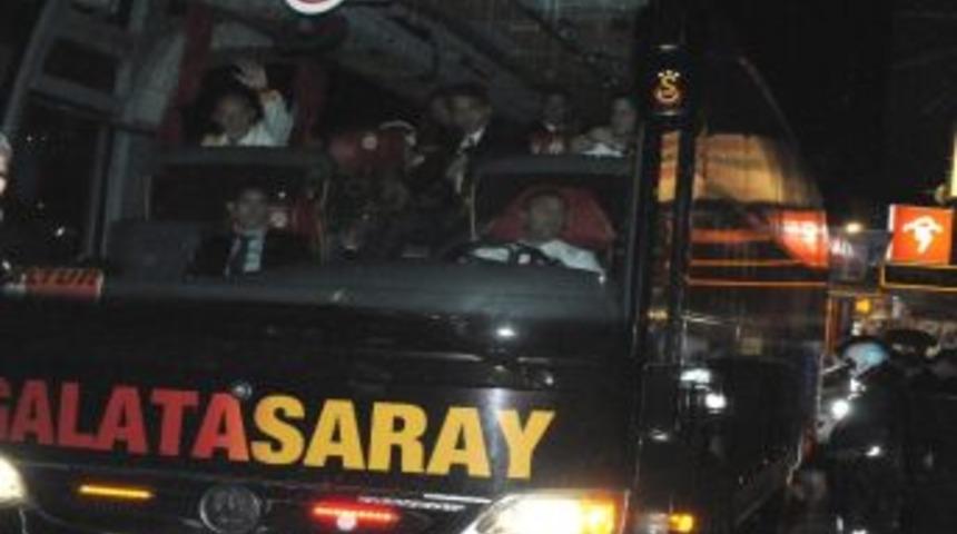 Galatasaray Yağmur Altında Mersin&rsquo;e Geldi